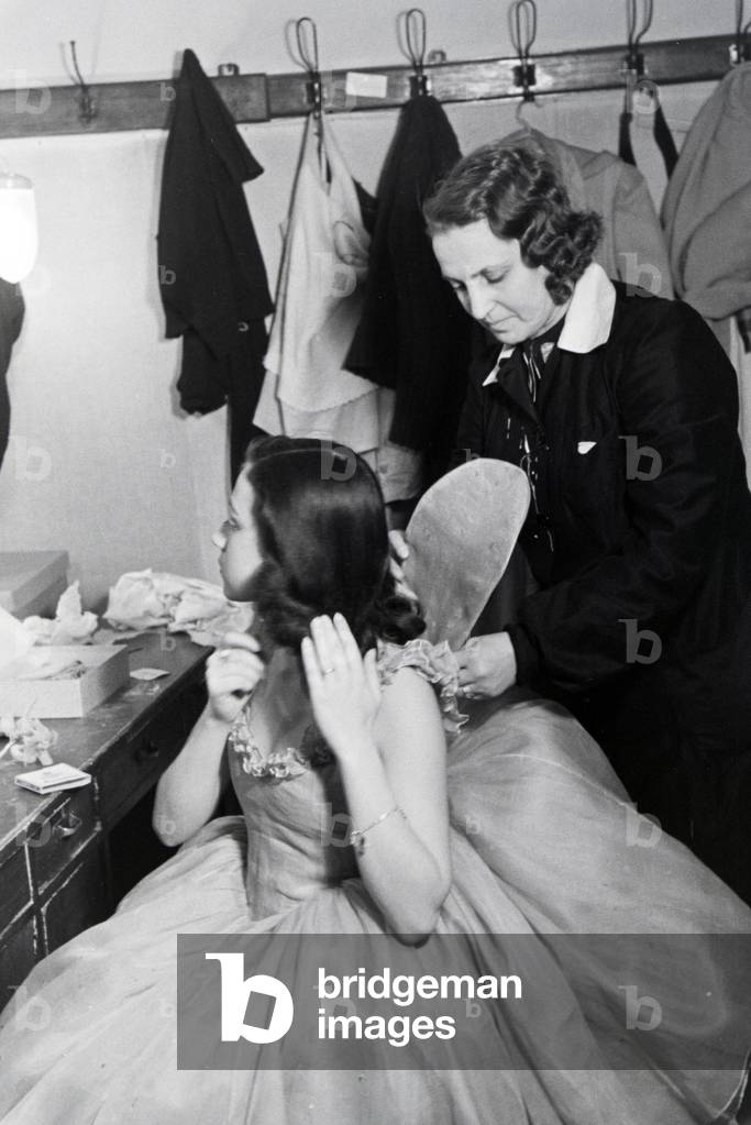 Chorus girl in the changing room in the opera in Rome, Italy 1940s (b/w photo)