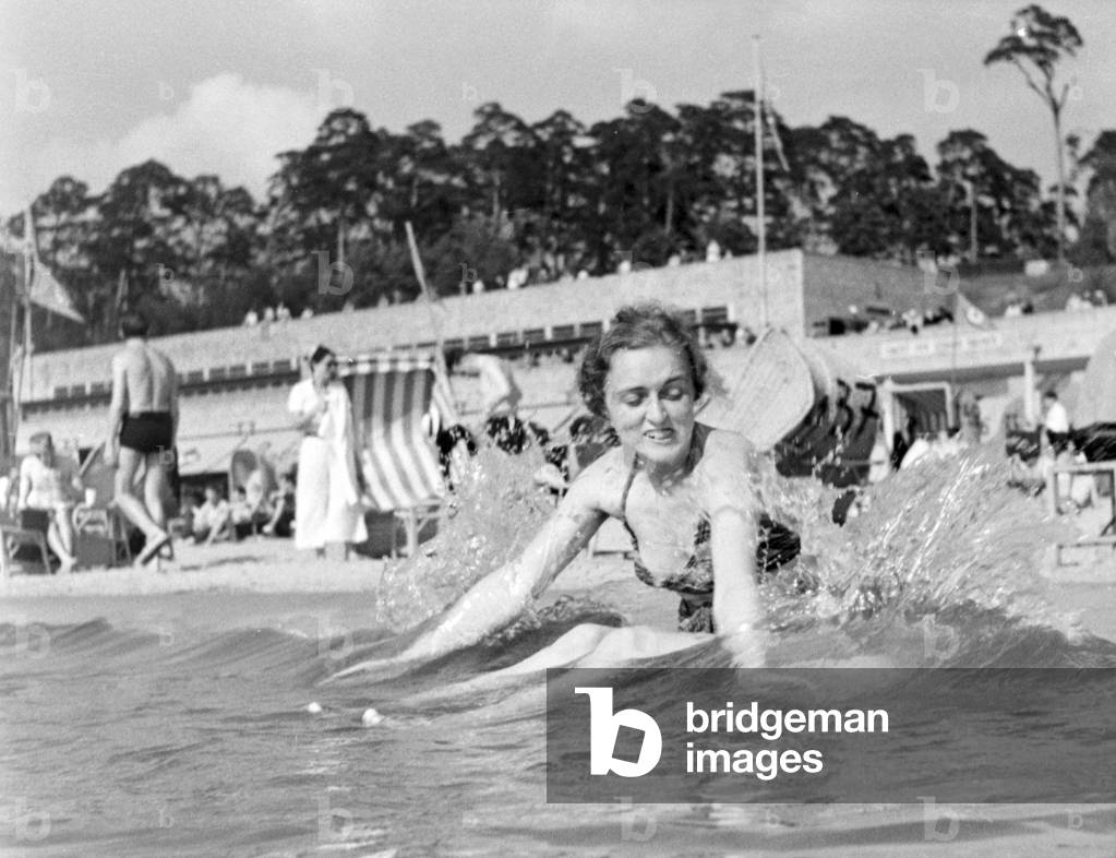 Swimming beauty at lake Wannsee lido in Berlin, Germany 1930s (b/w photo)