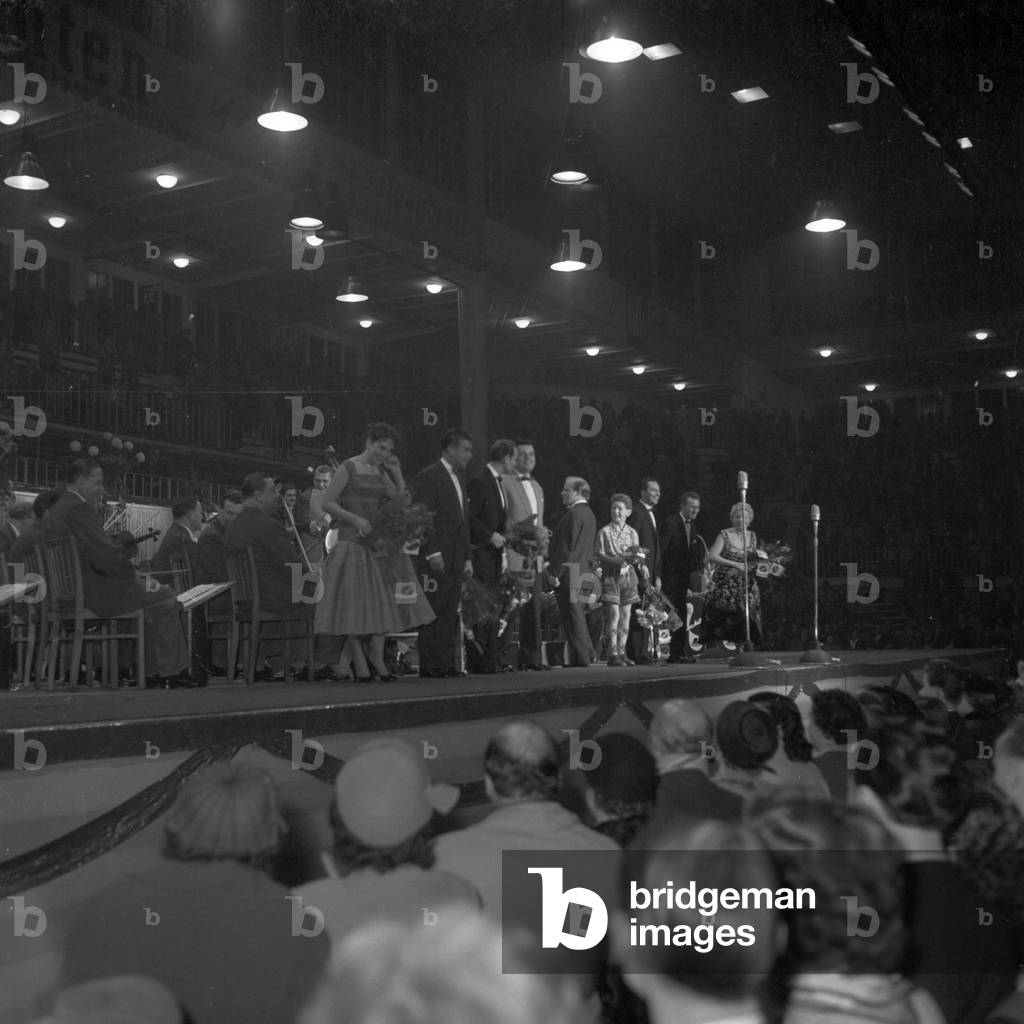 The stars of a concert, hosted by Kieler Nachrichten newspaper and Polydor record label, are happy about the applause of the audience, Kiel 1954