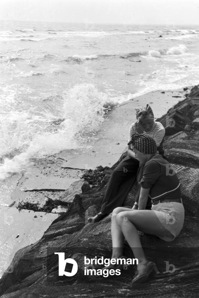 Summer vacations on the Baltic Sea, Germany 1930s (b/w photo)