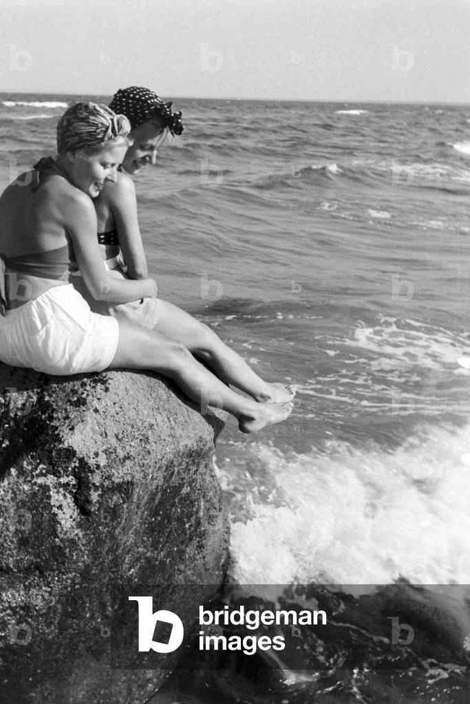 Summer vacations on the Baltic Sea, Germany 1930s (b/w photo)