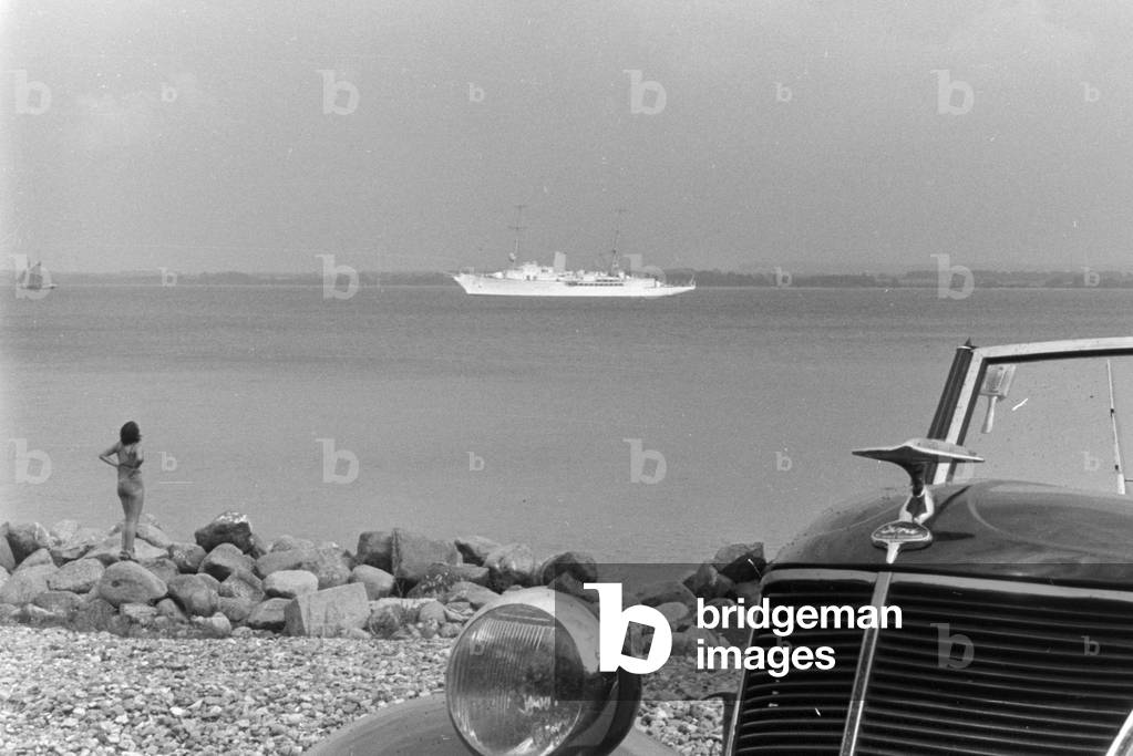 Vacation by car on the shore of the Baltic Sea, Germany 1930s (b/w photo)