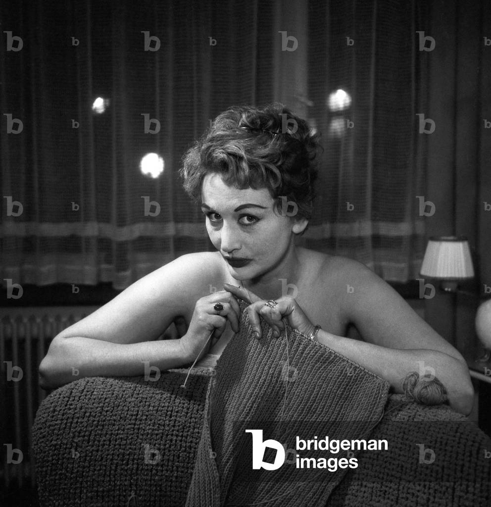 German singer, actress and dancer Evelyn Kuenneke knittling while a photo shooting, Hamburg 1956