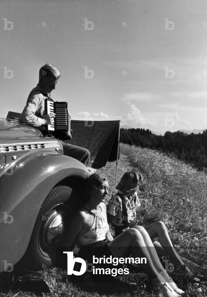 A trip with the Opel Admiral, Germany 1930s (b/w photo)