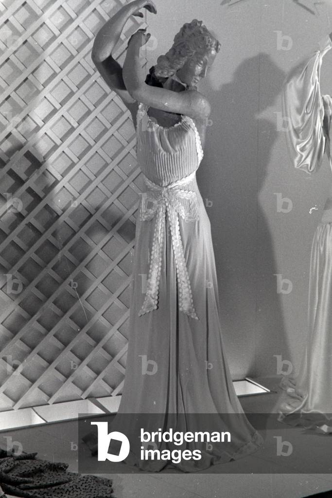 Display dummy in clothes dealing with the subject morning by fashion designer Eva Lemke, made of the synthetic rubber vistra of the chemistry company I, G. Farbenindustrie AG, Germany 1940s (b/w photo)