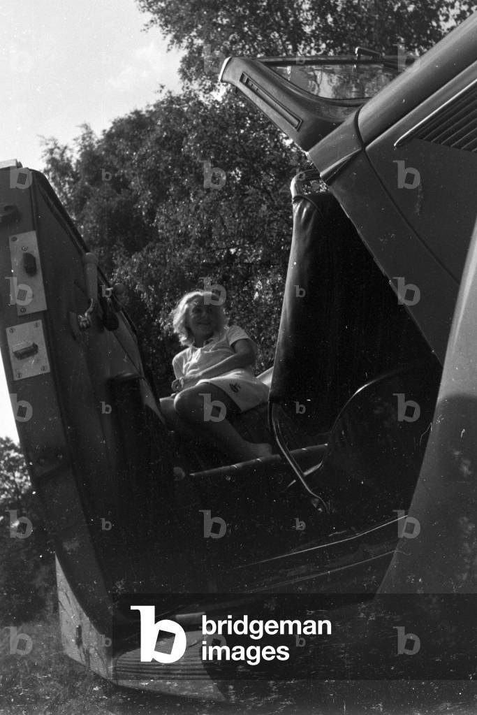 A breakdown with a Ford V8 during a trip through Southern Germany, Germany 1930s (b/w photo)