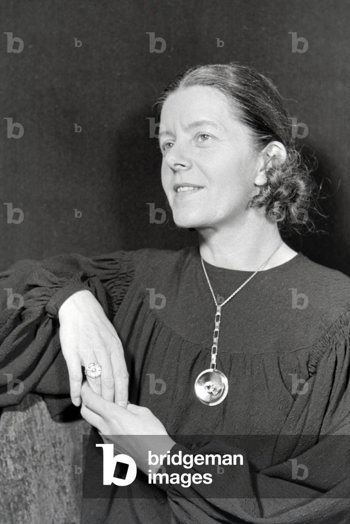 A goldsmith showing pieces of jewellery, Germany 1930s (b/w photo)