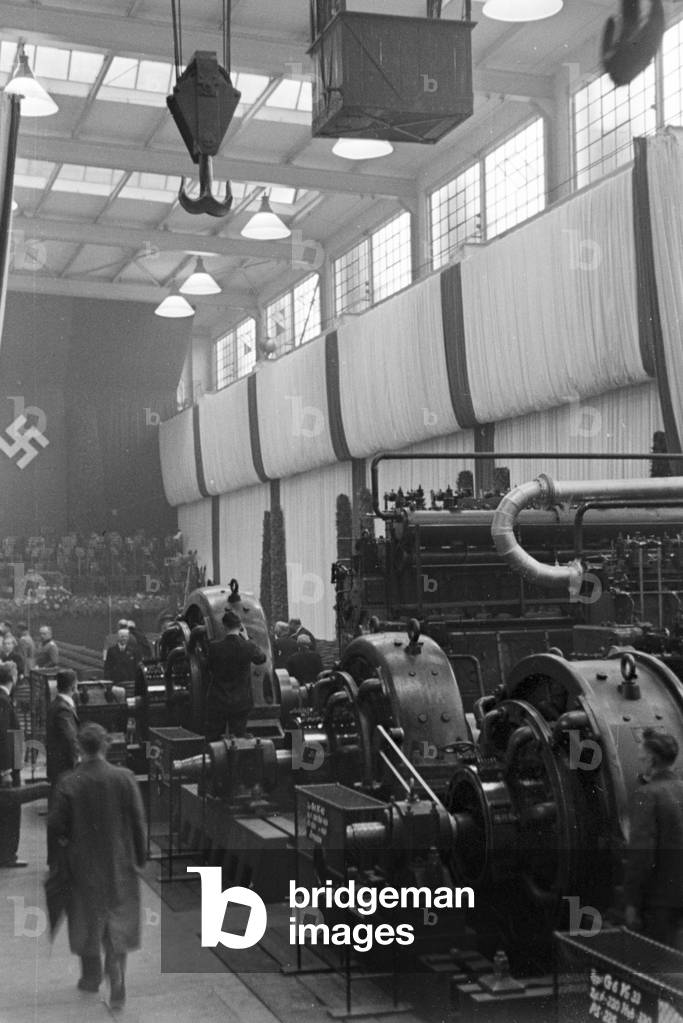 Special guests on a factory tour before the Diesel anniversary at the MAN factory at Augsburg, Germany 1930s (b/w photo)