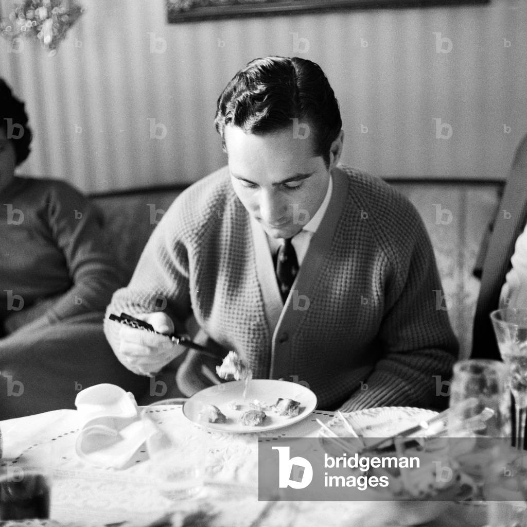 German singer Freddy Quinn ata restaurant, c.1957