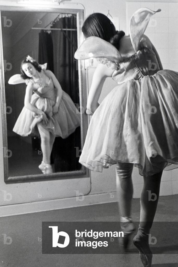 Chorus girl in the changing room in the opera in Rome, Italy 1940s (b/w photo)