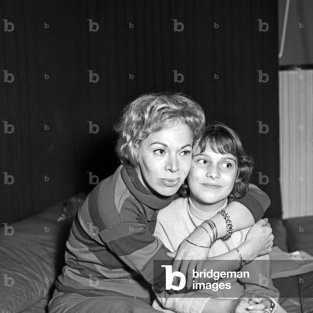 German (dubbing) actress Gisela Trowe with a little girl at Hamburg, Germany 1960s