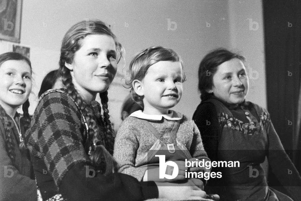 Watching a movie during class at the rural school in Tiefensee run by Adolf Reichwein, Germany 1930s (b/w photo)