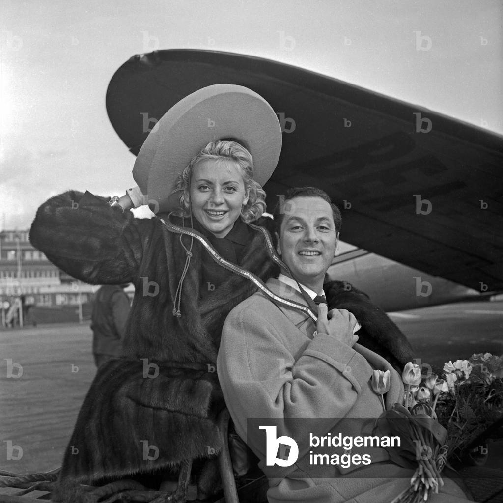 German actor Boy Gobert pcking up singer from Hamburg airport, Germany 1950s