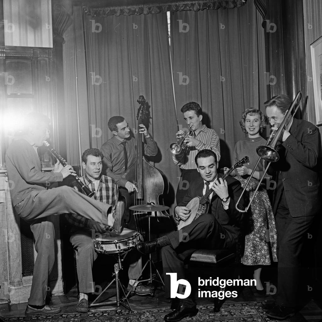 Jazz band Chris Barber Band and blues inger Ottilie Patterson exercsing at their hotel room, Germany 1950s