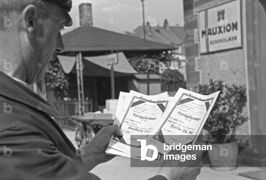 Stationmaster with express form sheets for the delivery of fresh fruits by Deutsche Reichsbahn, Germany 1930s (b/w photo)