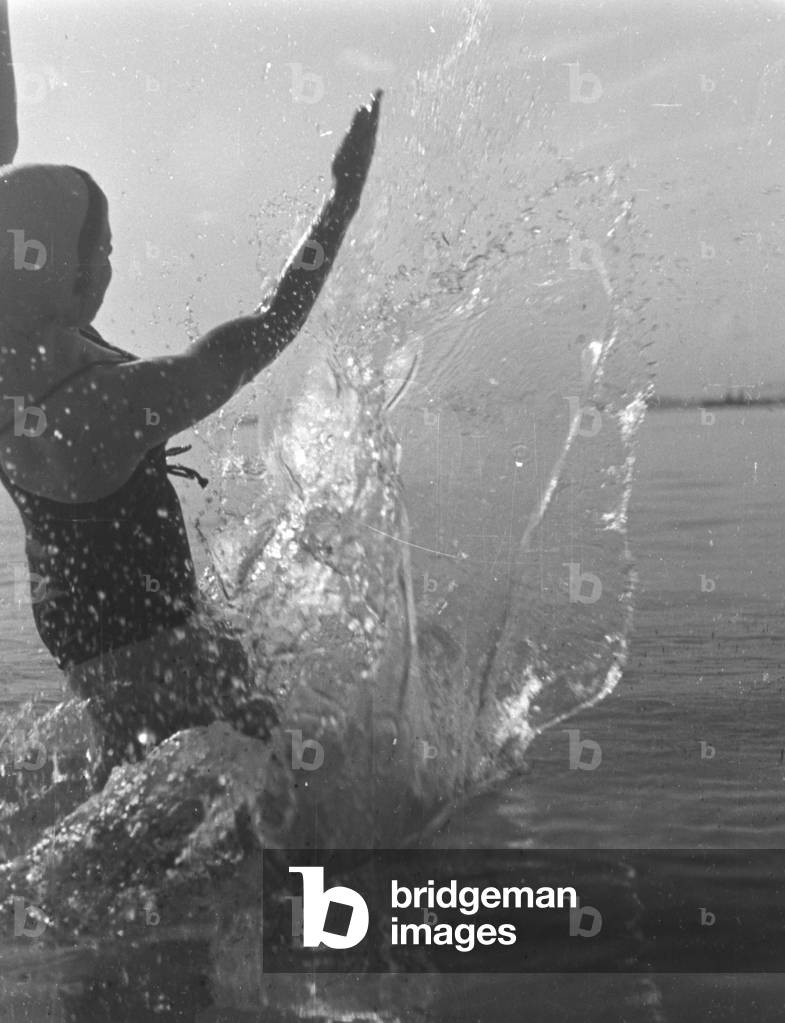 Having fun near Laboe on the shore of the Baltic Sea, Germany 1930s (b/w photo)