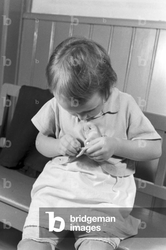 A toddler in the kindergarten of the Fröbelhaus in Oberweißbach, Germany 1930s (b/w photo)