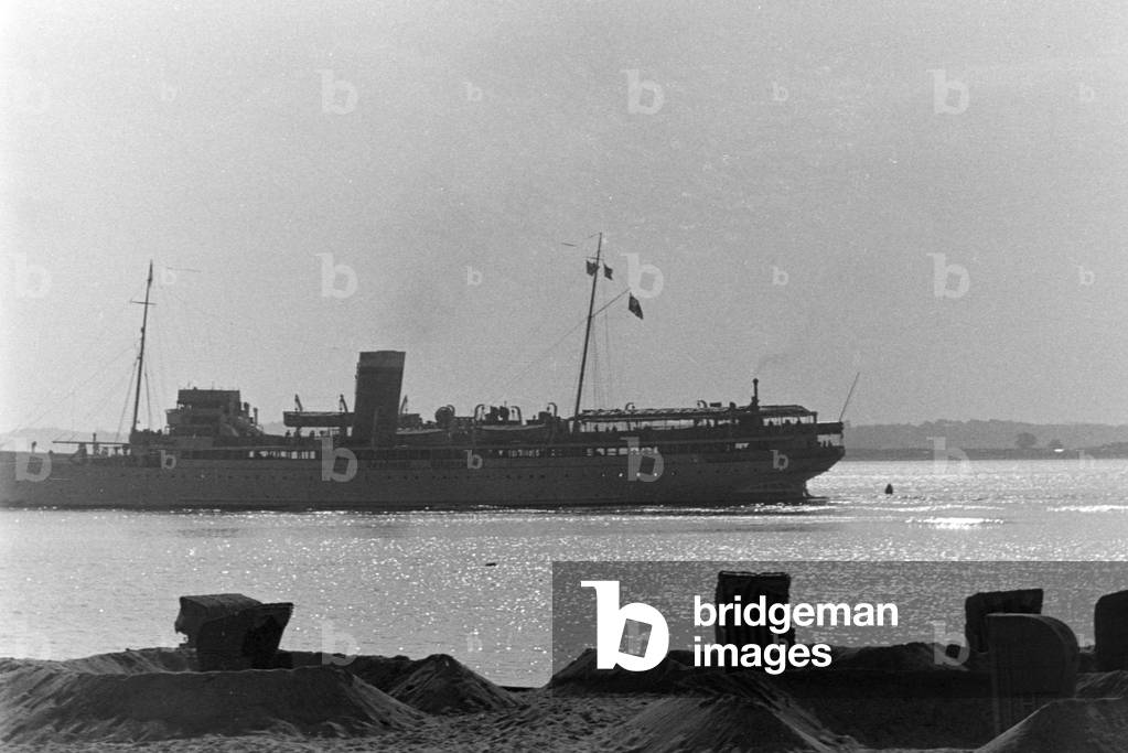 Vacation by car on the shore of the Baltic Sea, Germany 1930s (b/w photo)