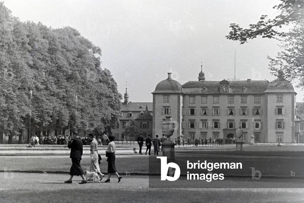 An excursion to Schwetzingen Palace, Germany 1930s (b/w photo)
