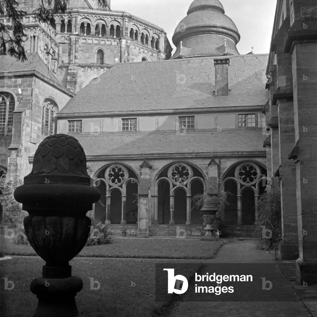 Inner courtyard of trier cathedral, Germany 1930s (b/w photo)