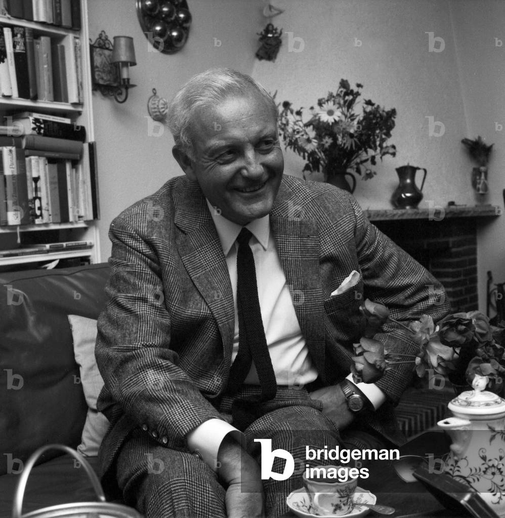 German actor, movie director and dubbing actor Hans Paetsch smoking a cigarette, ca 1959