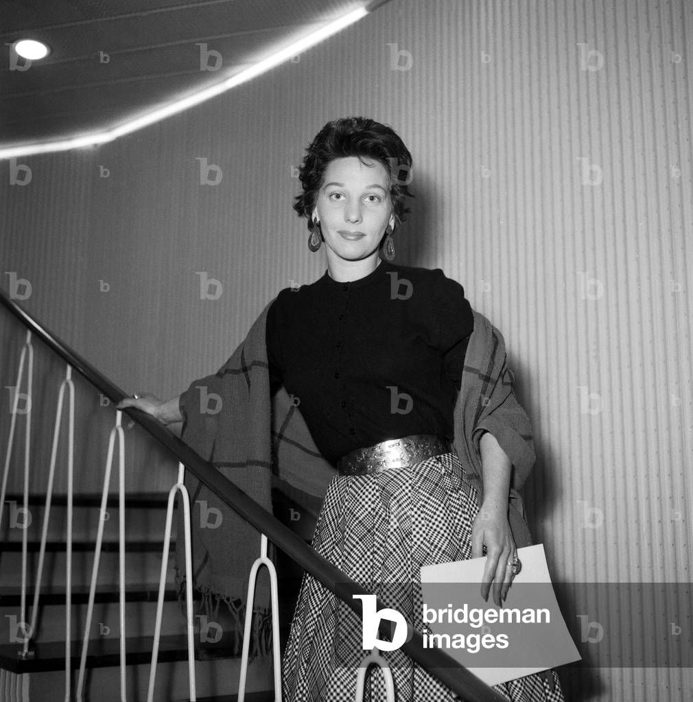 A young woman as a speaker at a audio play production of German TV and radio station NDR, Germany 1950s