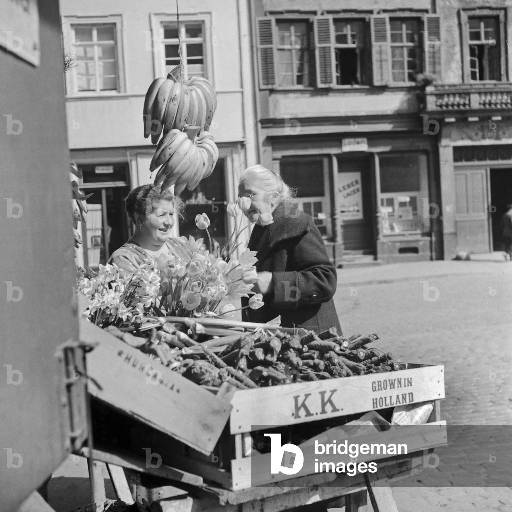 Two women at the market, Germany 1930s (b/w photo)