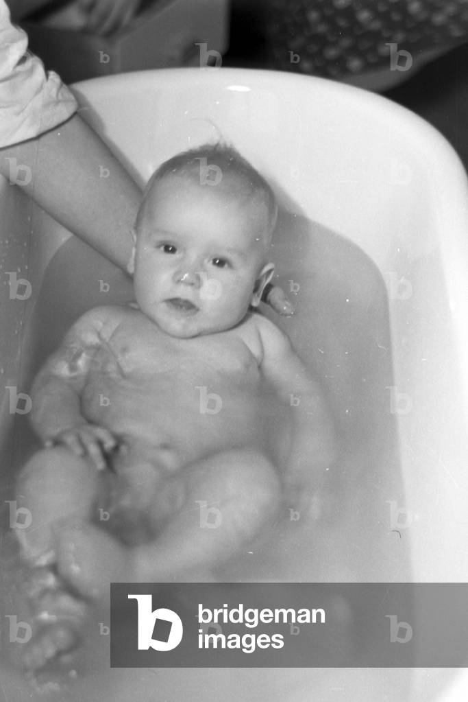 A family celebrating Christmas, Germany 1930s (b/w photo)