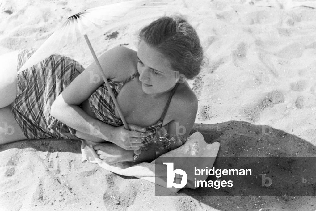 Swimming beauty at lake Wannsee lido in Berlin, Germany 1930s (b/w photo)