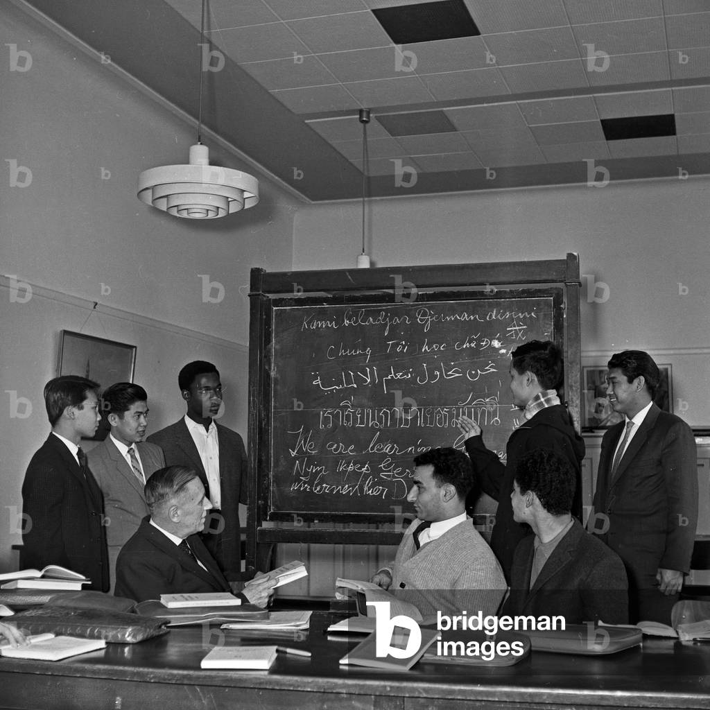 Students from abroad saying hello to each other in their mother tongue at Hamburg university, Germany 1960s