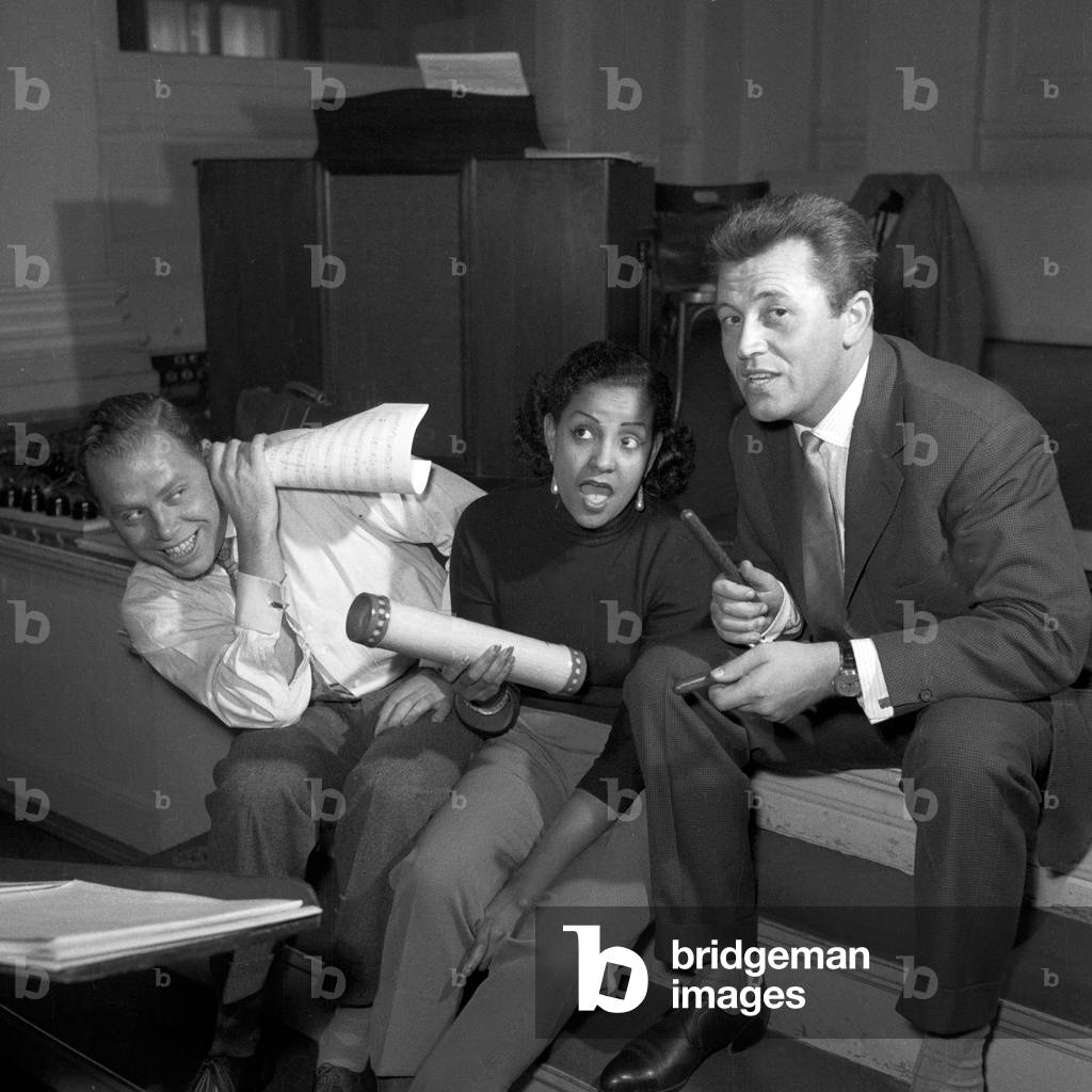 Flemish Schlager singer Jean Walter with his colleagues Mona Baptiste and violonst Helmut Zacharias, Hamburg 1954