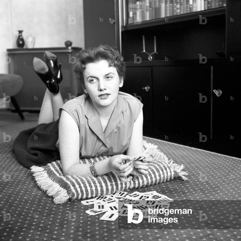 German singer and actress at a promo shooting at her flat, Germany 1950s