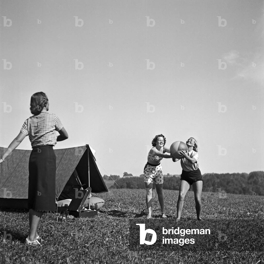 Three young women with a tent and a portable gramophone, Germany 1930s (b/w photo)