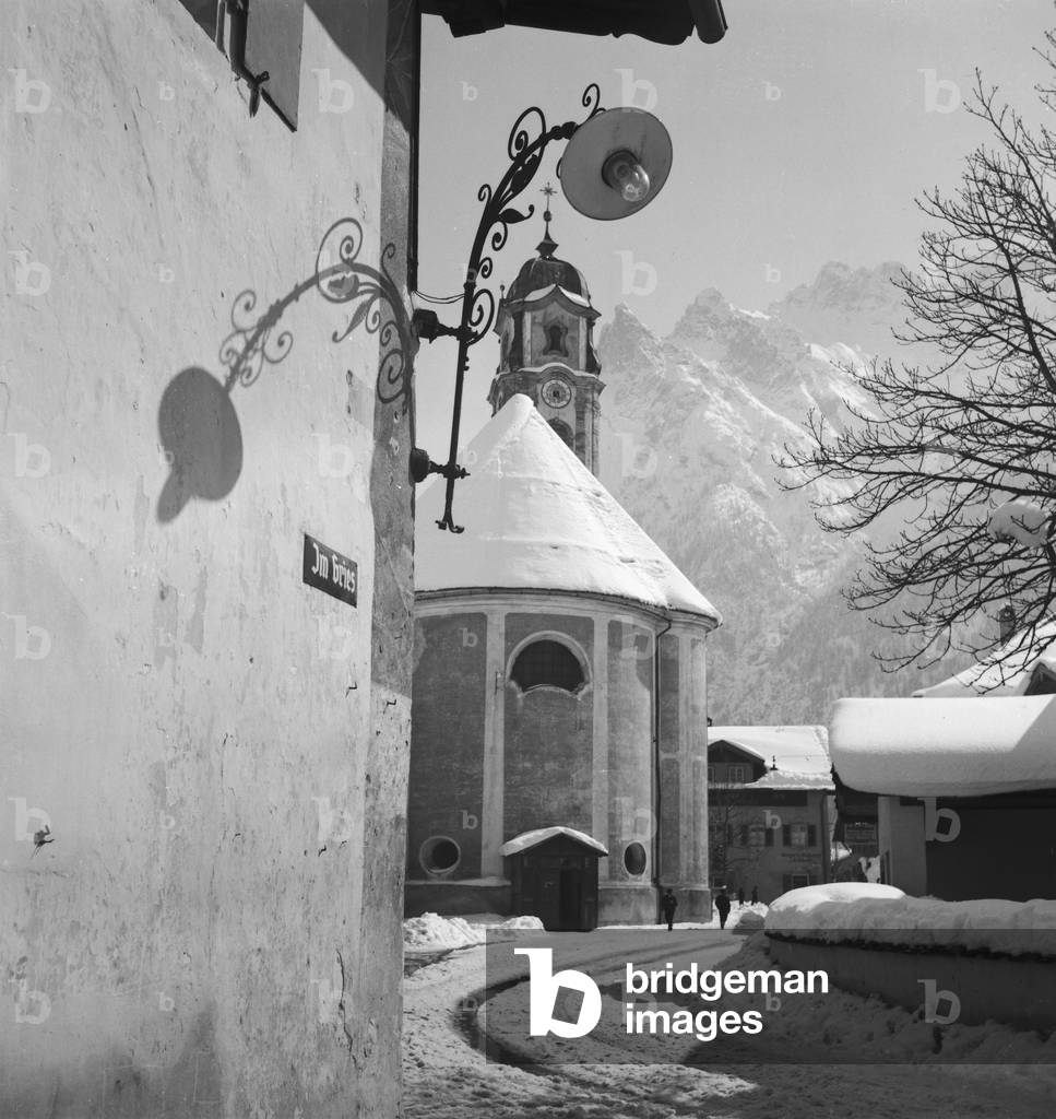 Winter vacation at the Arlberg area, Austria 1930s (b/w photo)