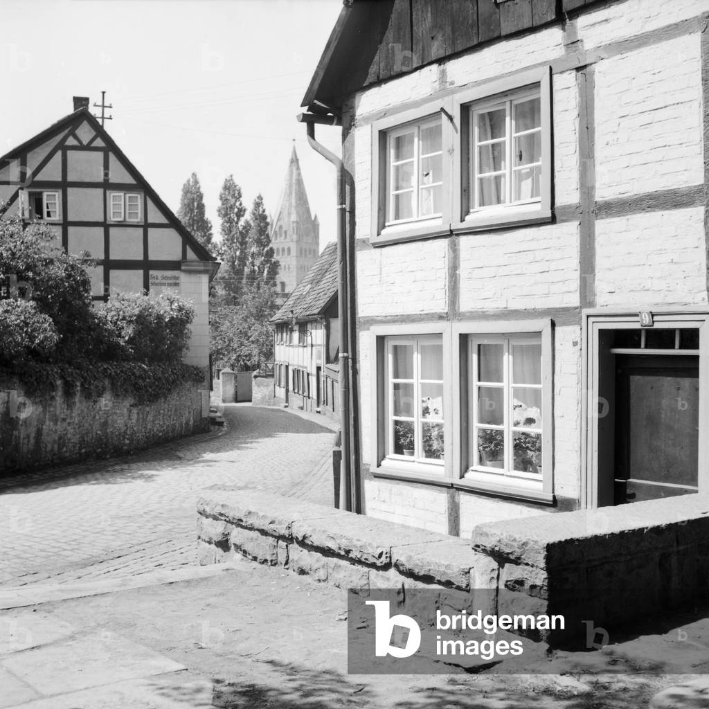 View to the lanes of Soest to the St Patrokli cathedral, Germany 1930s (b/w photo)