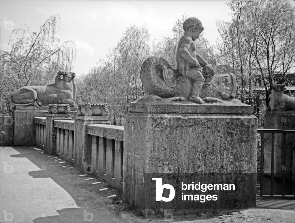 Public gardens at Oberteich lake of Koenigsberg, East Prussia, 1930s (b/w photo)