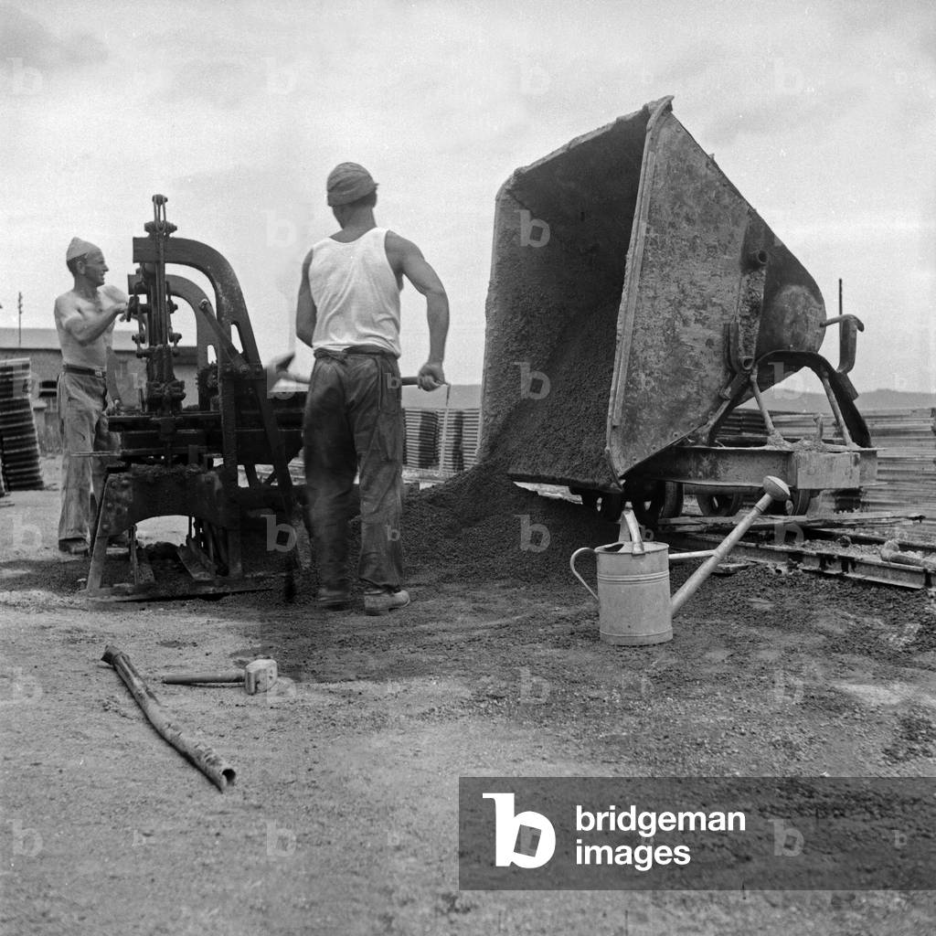 Workers emptying a lorry with shovels, Germany 1930s (b/w photo)