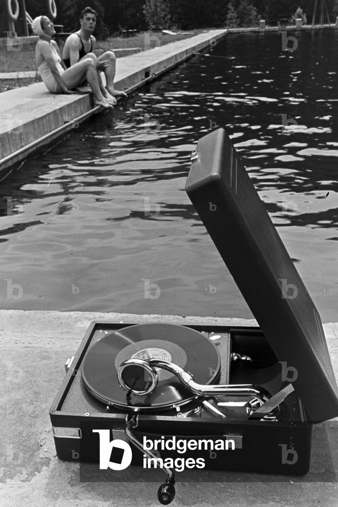 In the open-air swimming pool with an Electrola portable record player, Germany 1930s (b/w photo)