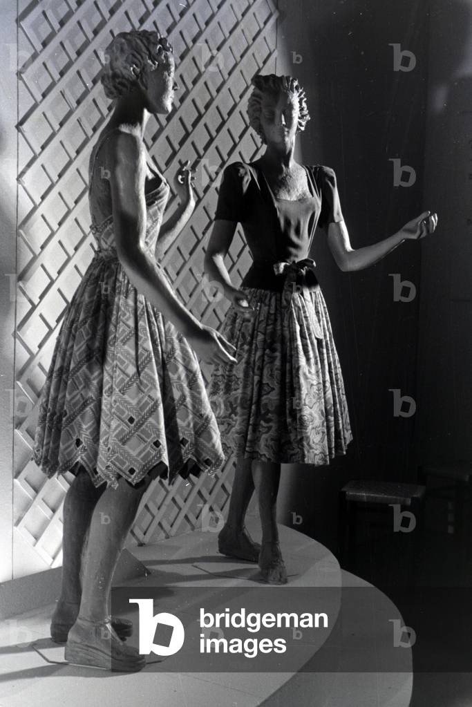Display dummys wearing patterned summer dresses, made of the synthetic rubber vistra of the chemistry company I, G. Farbenindustrie AG, Germany 1940s (b/w photo)