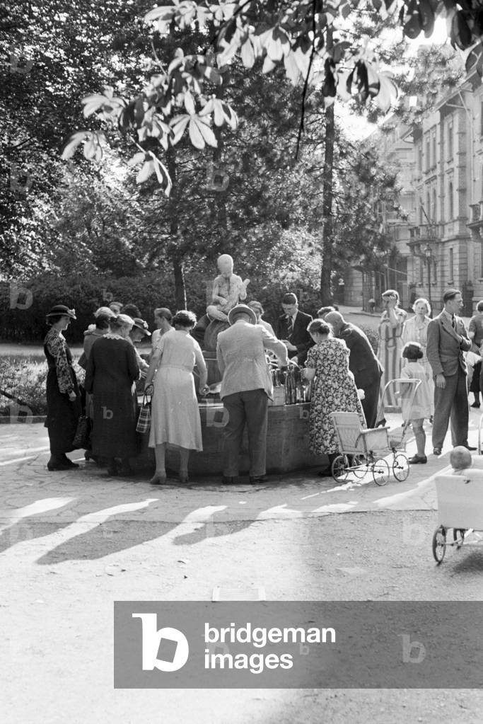 The Lautenschlaeger Fountain in Stuttgart-Bad Cannstatt, Germany 1930s (b/w photo)