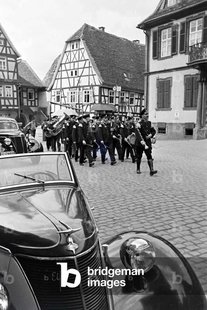 An excursion along the mountain road, Germany 1930s (b/w photo)