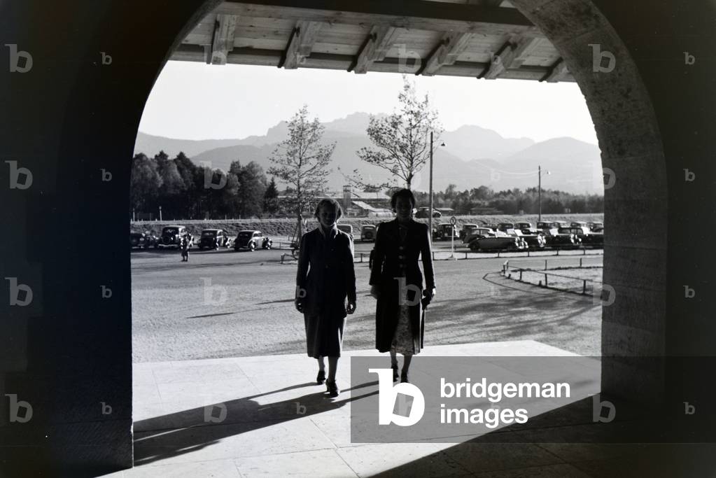 Young women taking a stroll in front of the panoramic view of the Chiemgau Alps, Germany 1930s (b/w photo)