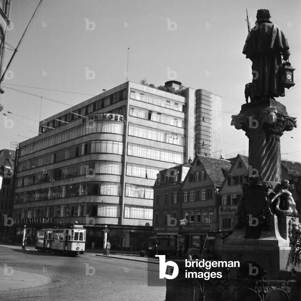 Breuninger's fashion store at Leonhadsplatz square at Stuttgart, Germany 1930s (b/w photo)