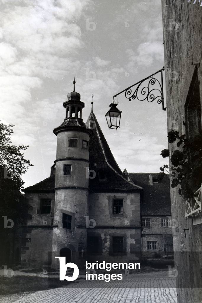 The Hegereiterhaus, Hegereiter house with its pointed polygonal spire in Rothenburg ob der Tauber, Germany 1930s (b/w photo)