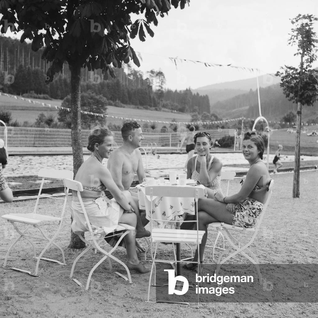 Guests at a public pool, Germany 1930s (b/w photo)