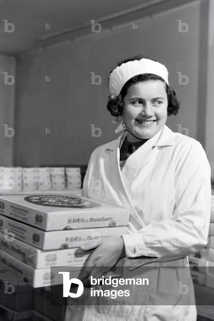 Employee of the confectionery Bros. Müller Liegnitz at work, Germany 1930s (b/w photo)