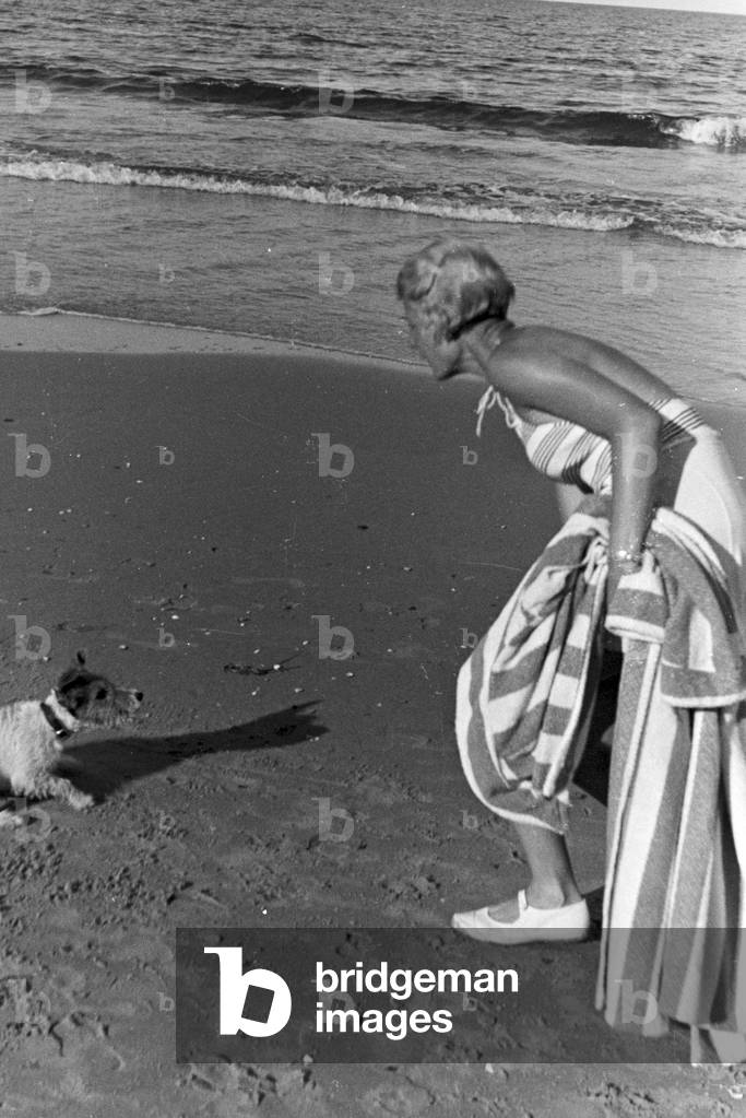 A family on vacation at the Baltic Sea, Deutsches Reich 1930s (b/w photo)