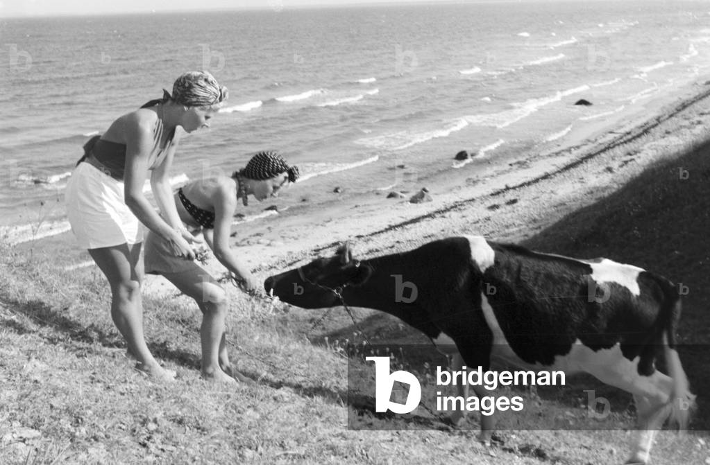 Summer vacations on the Baltic Sea, Germany 1930s (b/w photo)
