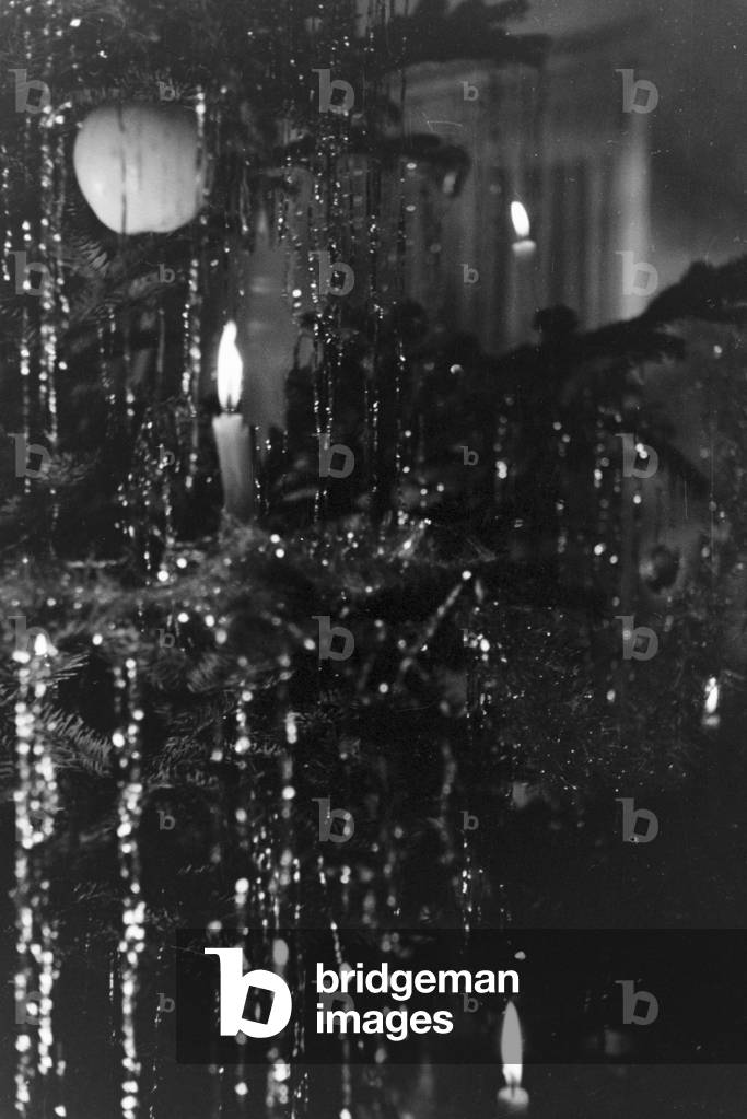 A family celebrating Christmas, Germany 1930s (b/w photo)