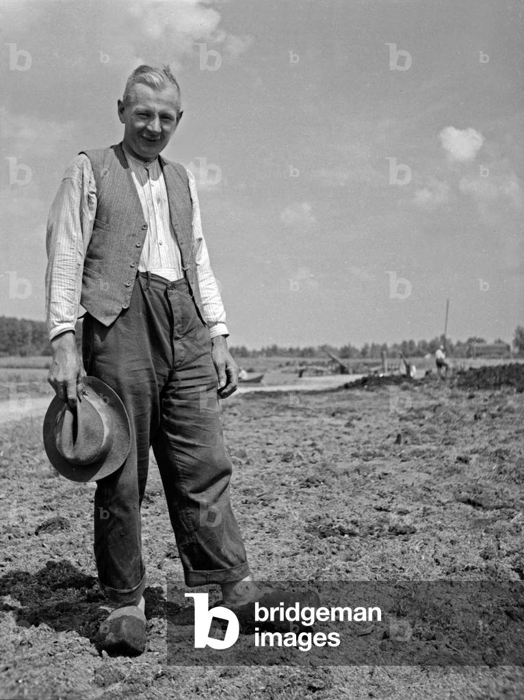 A farmer from the Grosses Moosbruch moorland, East Prussia, 1930s (b/w photo)